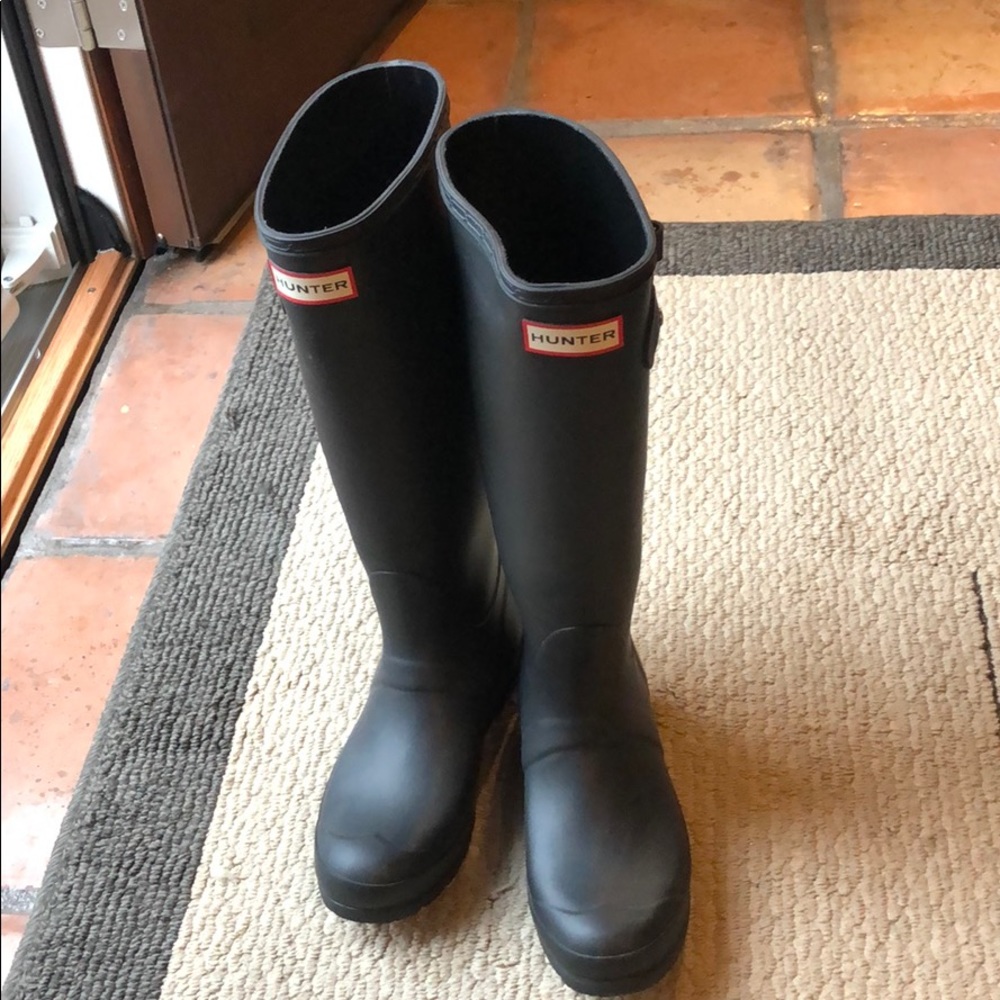 Barely worn black matte rain boots!